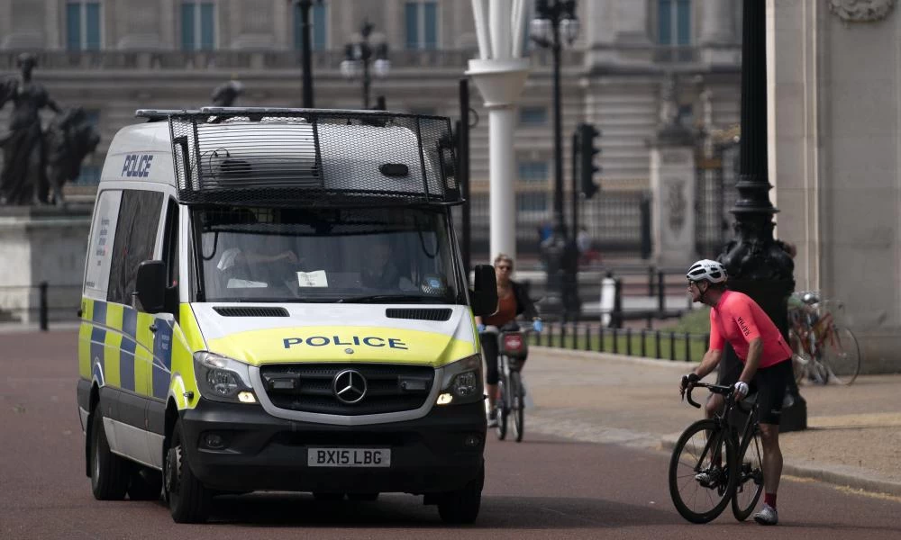 Σκληραίνουν τα μέτρα στη Βρετανία για τον κορονοϊό: Απαγορεύονται οι συναθροίσεις άνω των έξι ατόμων και σε σπίτια